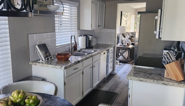 *AMAZING NORTH GLENDALE/PHX 3 BD HOME 2 BATH HOME*