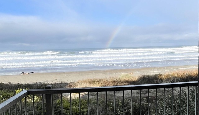 Amazing Ocean Front Living, private beach