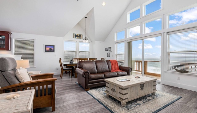Amazing Ocean Front Views, Pet Friendly, Hot Tub, Jacuzzi, Fireplace, Deck w/BBQ, Steps from Ocean