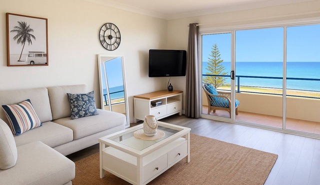 Amazing Ocean Views, Spacious Waterfront Holiday Apartment