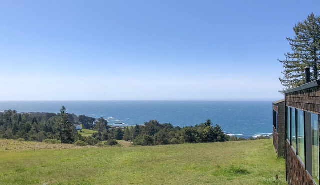 Amazing ocean views, relaxing home surrounded by nature.