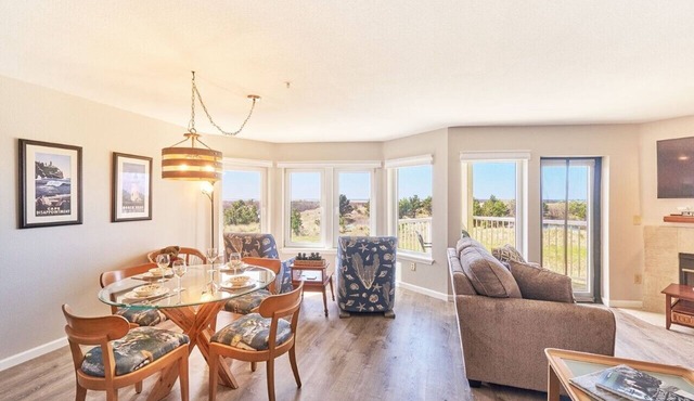 Amazing Ocean Views, Pets Ok, Walk To Town and Beach (Breeze)