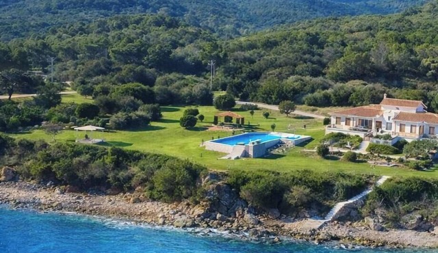 Amazing oceanfront villa with private pool & jacuzzi, private access to the sea