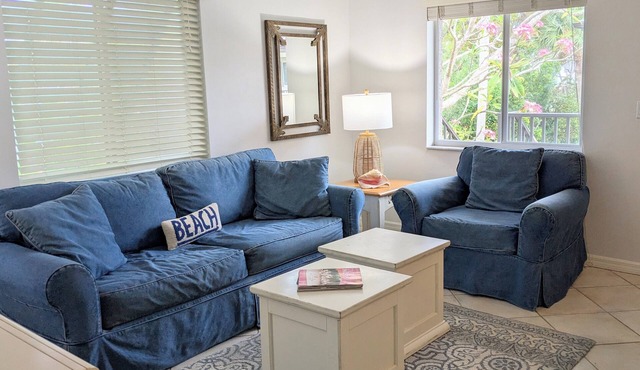 Amazing Old Naples Location! Center of Fifth Ave & Walk to Beach