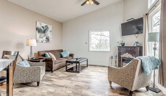 Amazing Patio with Popular Beach View. Chill & Grill from the Treetops.