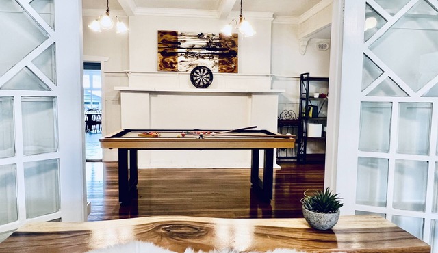 Amazing Period King beds Villa with Charming Rumpus in inner east city