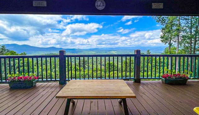 Amazing Pet Friendly chalet w/mountain views, wraparound porch, & hot tub