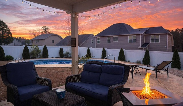 🤩Amazing Pool🏖️-Fire Pit🔥 - Cozy Backyard 🫶- 20 min to Fort Bragg!