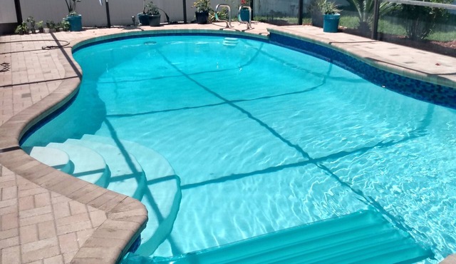 Amazing Pool HOME , FREE HEATED Spa only 2 Miles to Beach!Sleeps 10 !