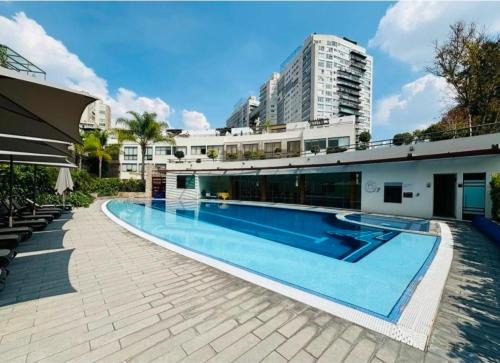 Amazing pool in the middle of the city