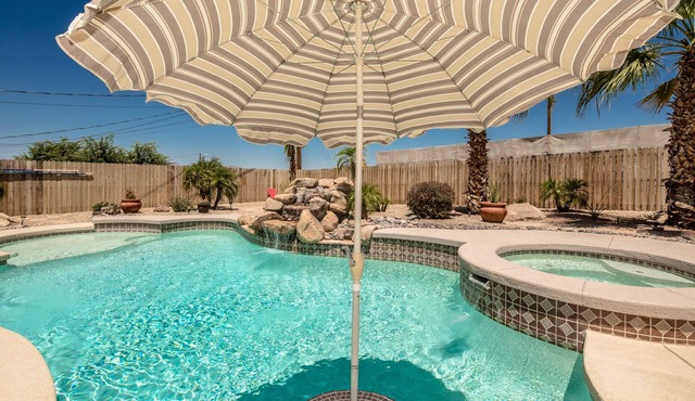 Amazing pool, jacuzzi & waterfall.resort-like backyard!