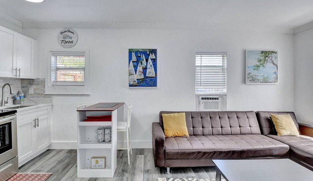 AMAZING PRIVATE COSY HOUSE, FENCED YARD, NEW, PETS