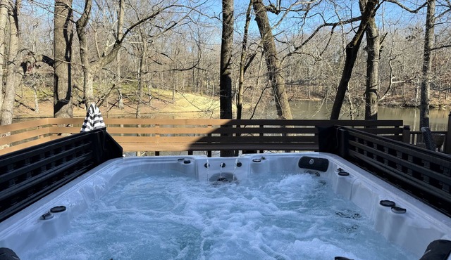 Amazing Private Gated 7-bedroom house in Memphis Hot tub Heated pool Man cave