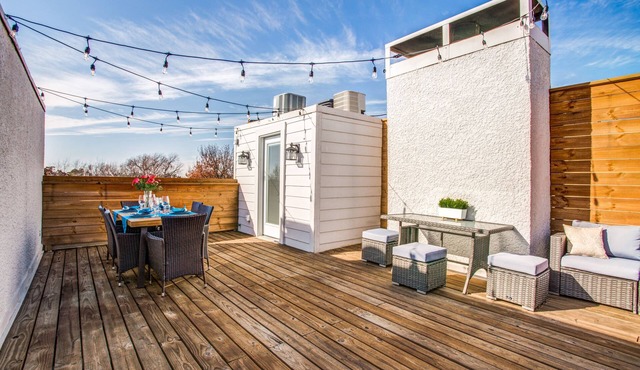Amazing Private Rooftop Deck : Walk to Restaurants!