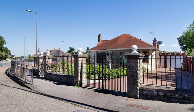 Amazing Private Villa Sleeps 8, 9 mins to centre