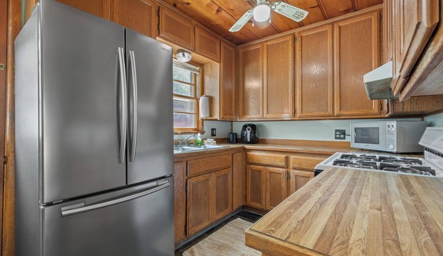 AMAZING property! Beautiful views of Bull Shoals Lake with on site amenities! 2bed/2bath cabin.