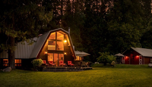 Amazing property & Shasta views, private lake, dark skies, close to everything