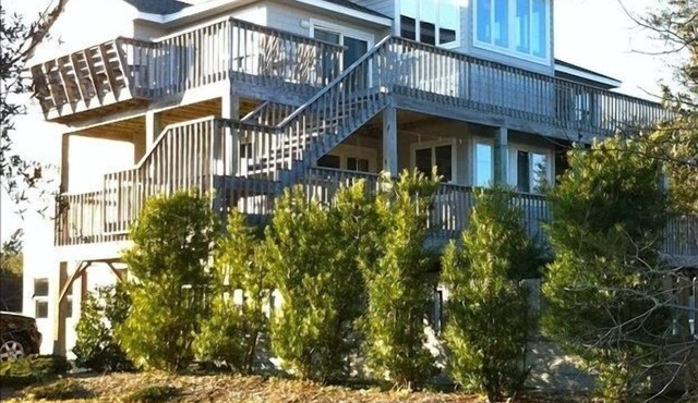 Amazing Property with Waterfront Pool and Hot tub - Gym, Pickleball Courts!