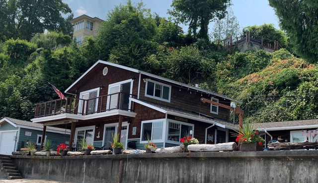 Amazing Puget Sound Beach House - rare sandy beach & Mt. Rainier views!