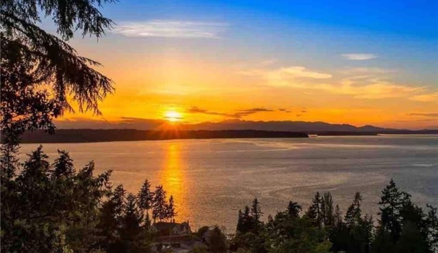 Amazing Puget Sound View House (Studio)