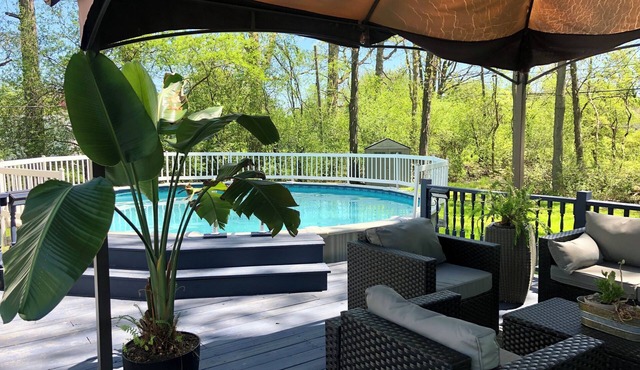 Amazing ranch located in Henrietta, pool and king size master bed.