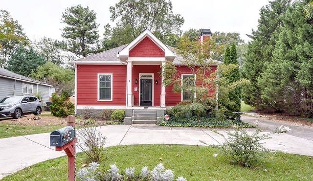 Amazing, remodeled, charming getaway w/swimming pool, close to fun and dining!