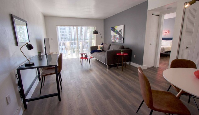 ✨ Amazing Renovated One Bedroom w/Free Parking and Pool with Balcony