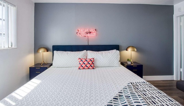 Amazing Renovated One Bedroom w/Free Parking and Pool with Balcony