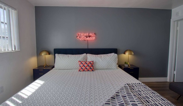 ✨ Amazing Renovated One Bedroom w/Free Parking and Pool