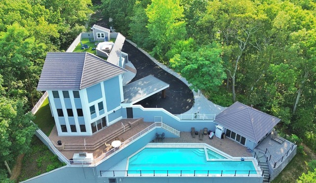 Amazing resort 7-bedroom house with pool. beautiful outdoor patio balcony