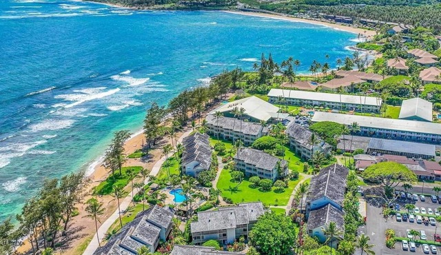 Amazing resort in Kapaa on the beach w/WiFi and AC, perfect for your getaway
