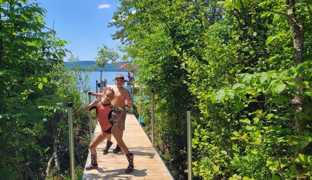 Amazing Resort like vacationing! Waterfront, pool, hot tub, and tonze of relaxin