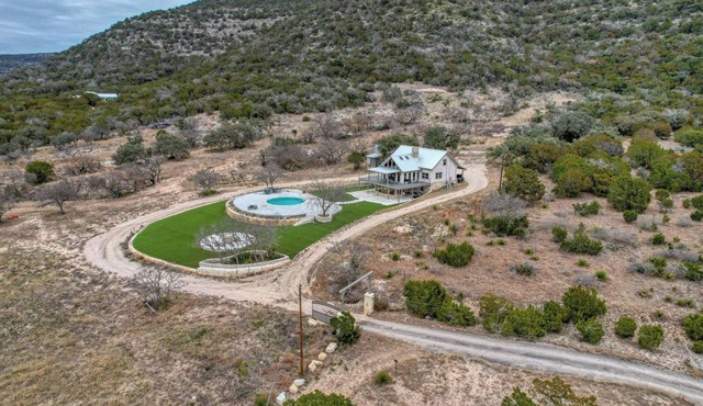 Amazing Retreat in Leakey - Sleeps 14 - Private Pool & Seasonal River Access