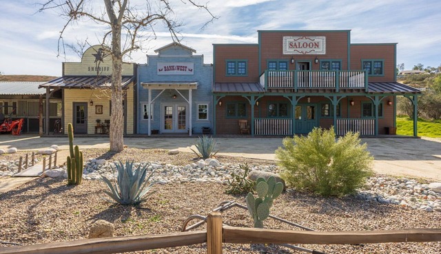 Amazing Reviews - 10 Beds, 5 Br, Saloon,Jail,Spa!