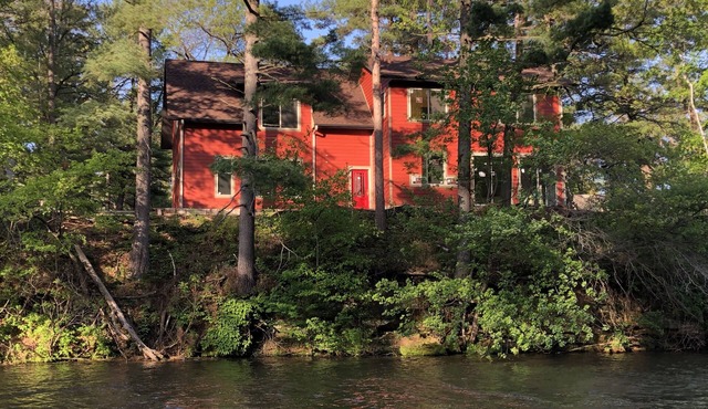Amazing River House with covered patio! Sleeps 10-14. Kayaks,Fireplace,Games.
