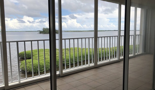 Amazing Riverfront View, close to Sebastian Inlet, Dock & Boatlift available.