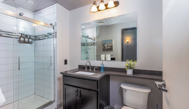 Amazing Roof Lounge - King Bed - Gym - Steps 2 Strip