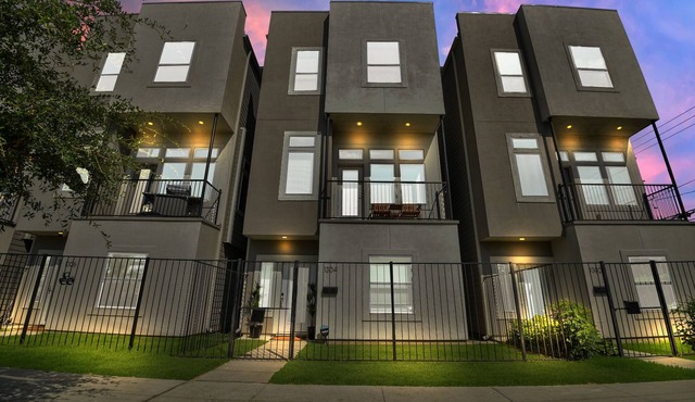 🌟Amazing Rooftop🌟Downtown Skyline Views🌃Sleeps 15🛏️