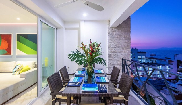 Amazing rooftop infinity pool! Ocean view 2 Bed/2 Bath condo. Walk Everywhere