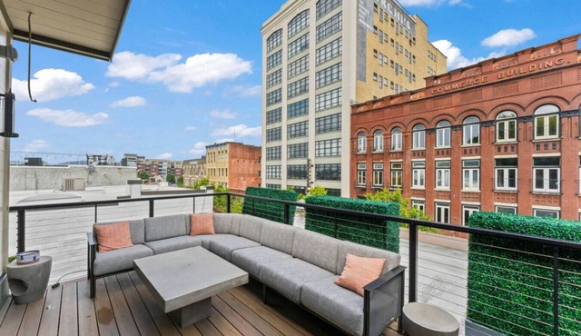 Amazing Rooftop Patio Overlooking Gay street