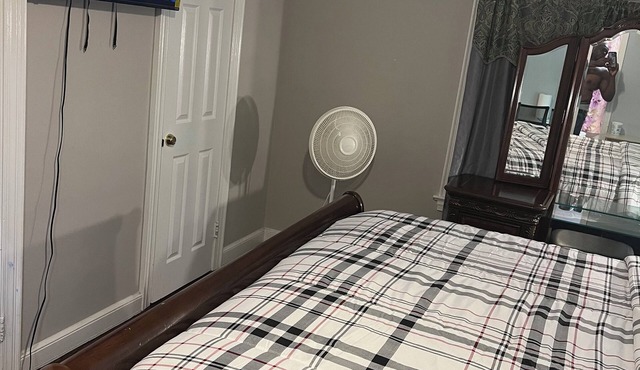 Amazing room with AC in charming Irvington