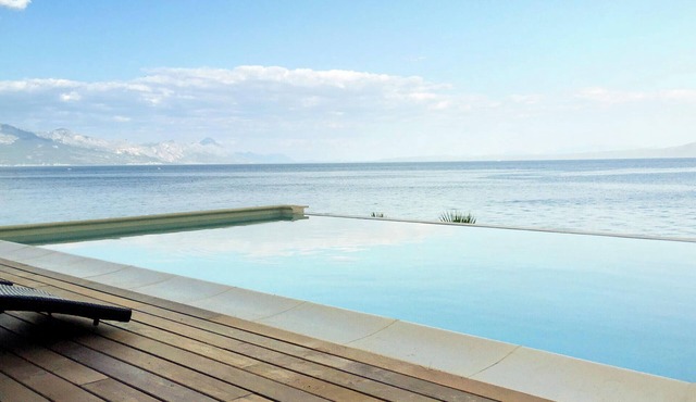 Amazing seafront setting-Infinity pool