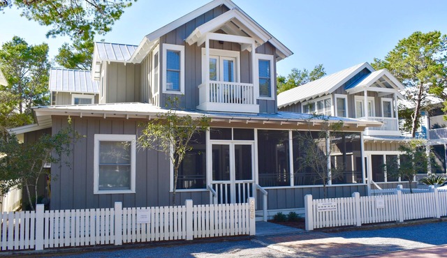 Amazing Seaside home! 2 King Primaries, Steps to Beach, Town + 2 Adult Bikes