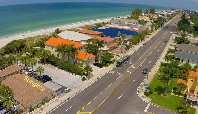 AMAZING SEASIDE GETAWAY. PRIVATE BEACH, JUST YOU and the SEA LIFE. GO HOME NEW.