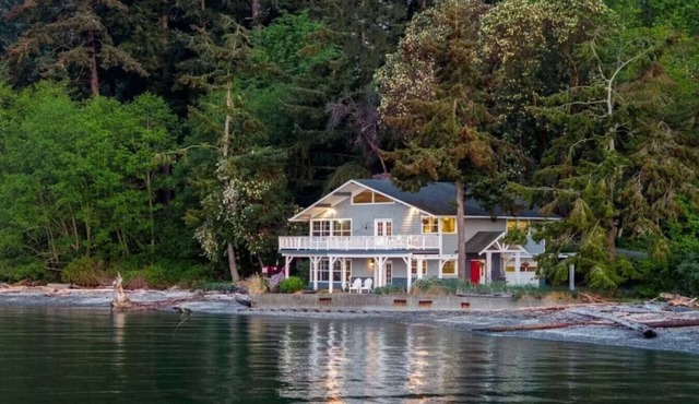 Amazing Seattle view beachfront 4 bedroom/3 bath
