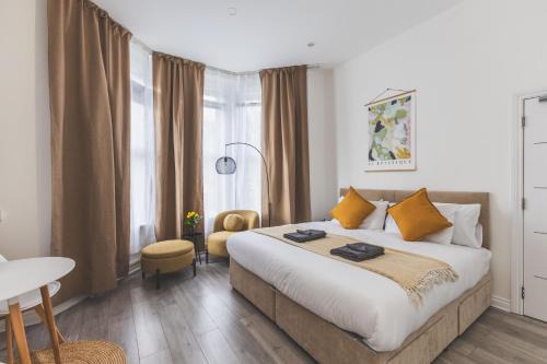 Amazing serviced accommodations for Corporate Contractors and Leisure clients Located at a walking distance from three majors Underground and Overground stations