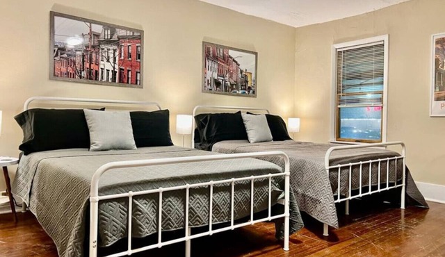 *Amazing* Sleeps 19 w/14 beds @ Downtown Location