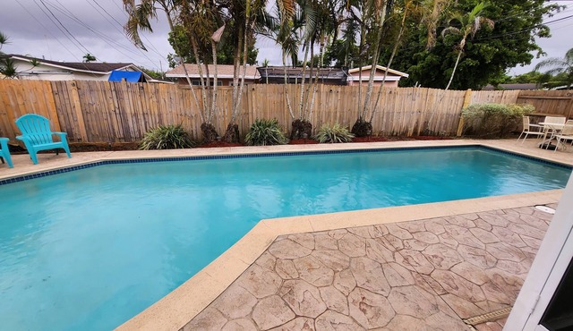 Amazing Spacious 5 Bedroom Pool Home Home Away from Home in Great Location!