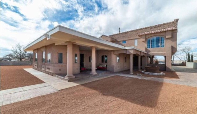 Amazing Spacious Castle House!