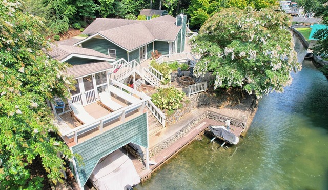 Amazing Spacious & Cozy Lake House on Lake Burton w/Boat Access! Dog Friendly!